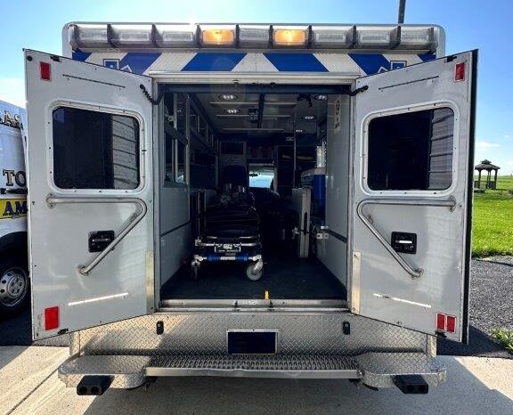 Chevy G4500 Horton Type 3 Ambulance full